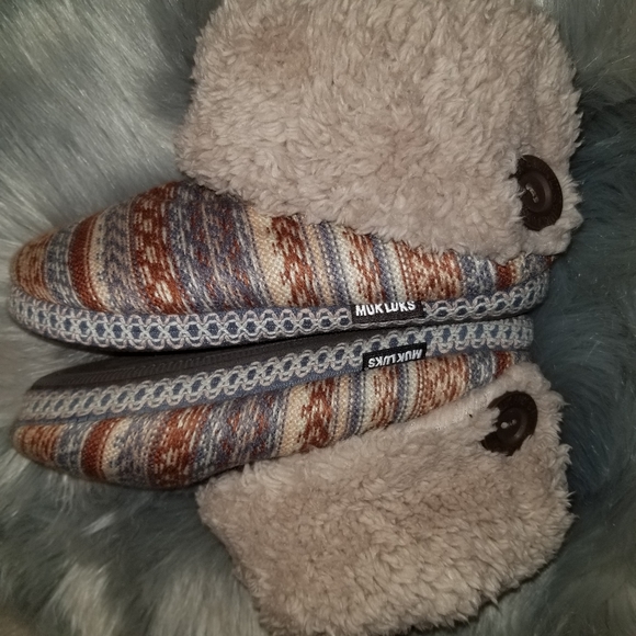Muk Luks Cozy and Warm house slippers - Picture 1 of 4